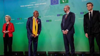 El ministro de Exteriores de Uganda pasa de largo y evita saludar a la presidenta de la Comisión Europea por ser mujer