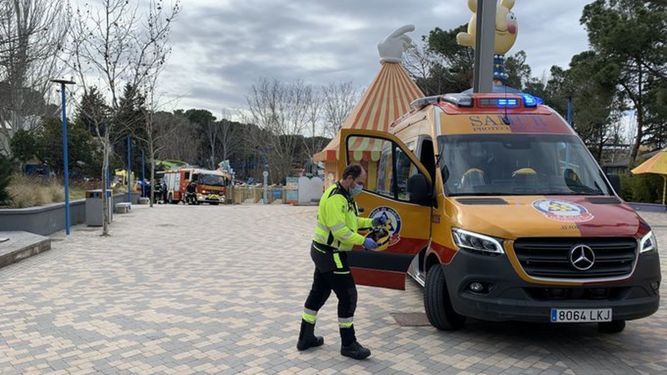 Efectivos de SAMUR-Protección Civil en el parque de atracciones de Madrid