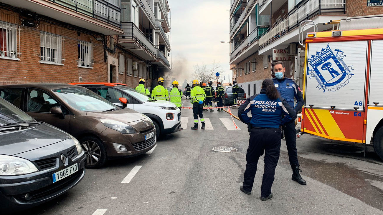 Un incendio en unas instalaciones eléctricas obliga a confinar a vecinos en Usera