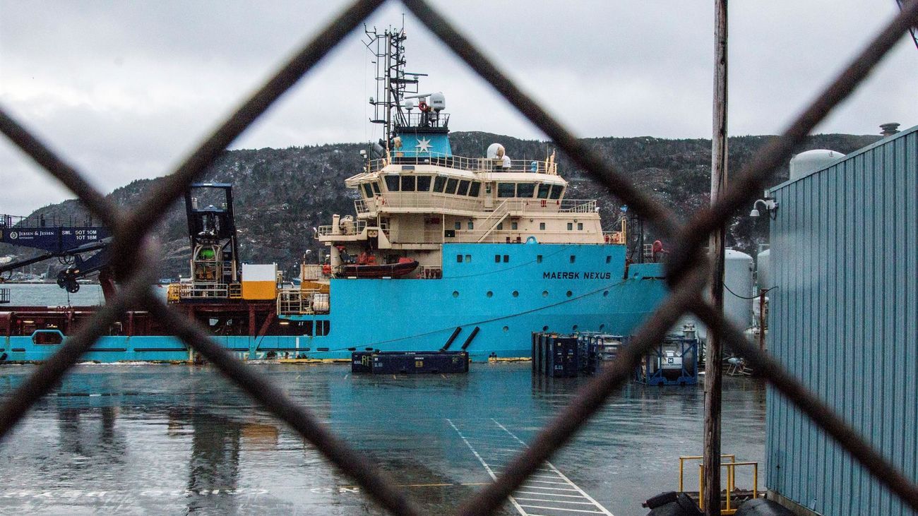 Fotografía del barco canadiense Maersk Nexus antes de que personal de una funeraria desembarcara los cuerpos de dos tripulantes del pesquero español Villa de Pitanxo
