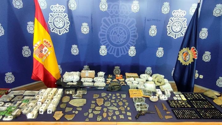 La Policía Nacional ha detenido en la provincia de Cáceres a un arqueólogo que tenía en su poder unos 12.000 objetos arqueológicos / EFE