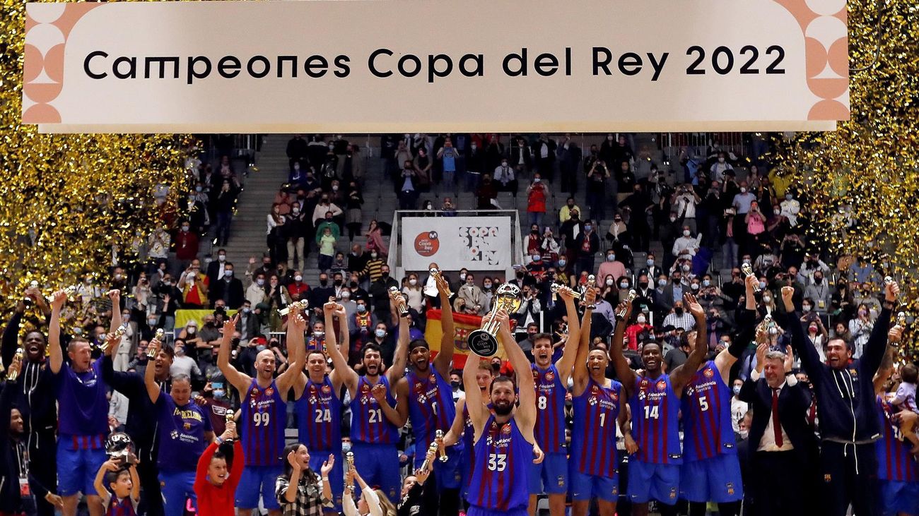 Los jugadores del Barça celebran la consecución del título de la Copa del Rey tras su victoria ante el Real Madrid en la final del torneo