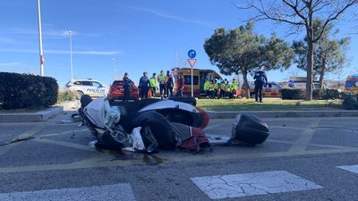 Un motorista de 45 años resulta herido grave al chocar contra un turismo en Valdebebas
