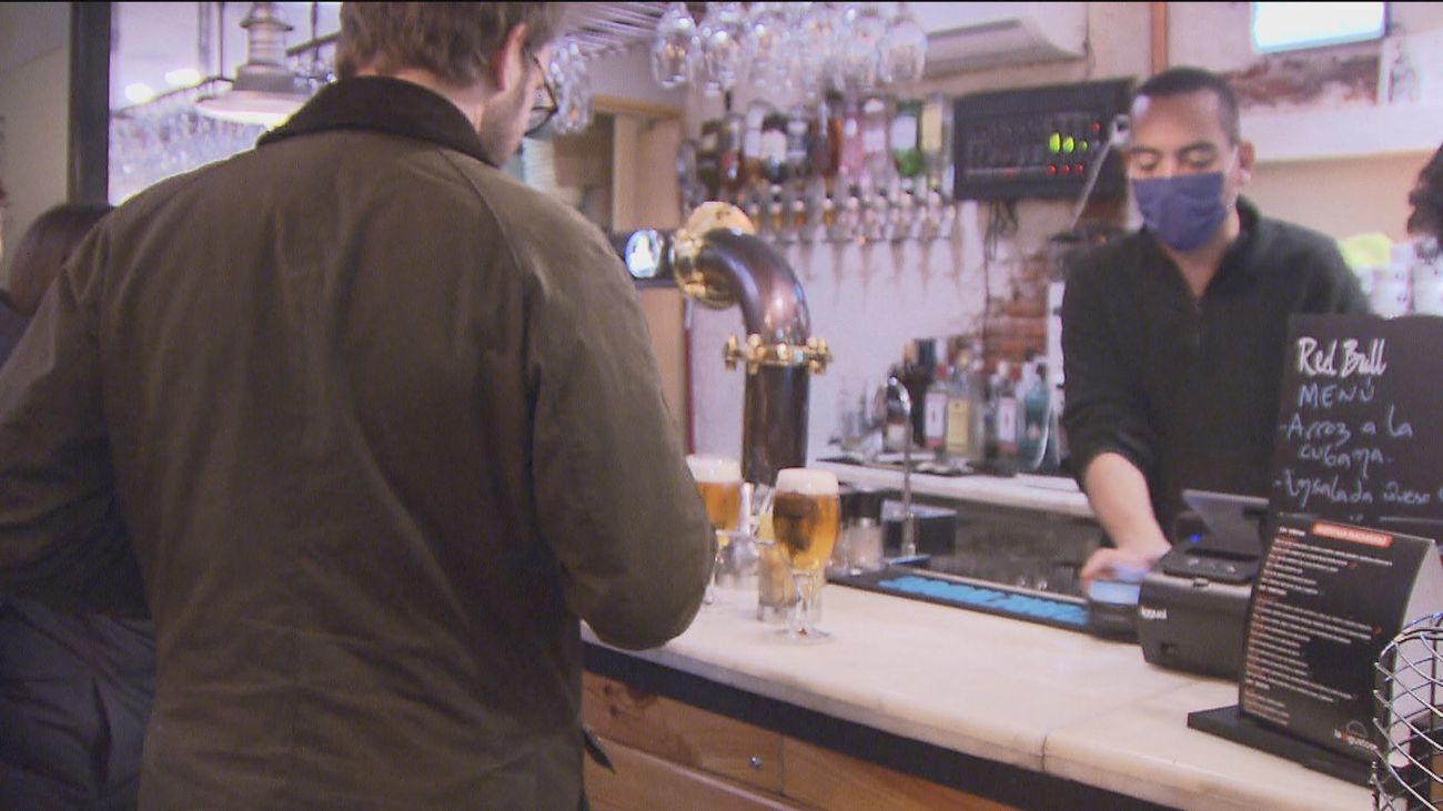 Los hosteleros piden que se recupere el consumo en barra de pie