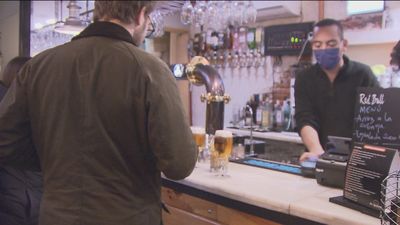 Vuelve el consumo en los bares de Madrid, de pie y en la barra