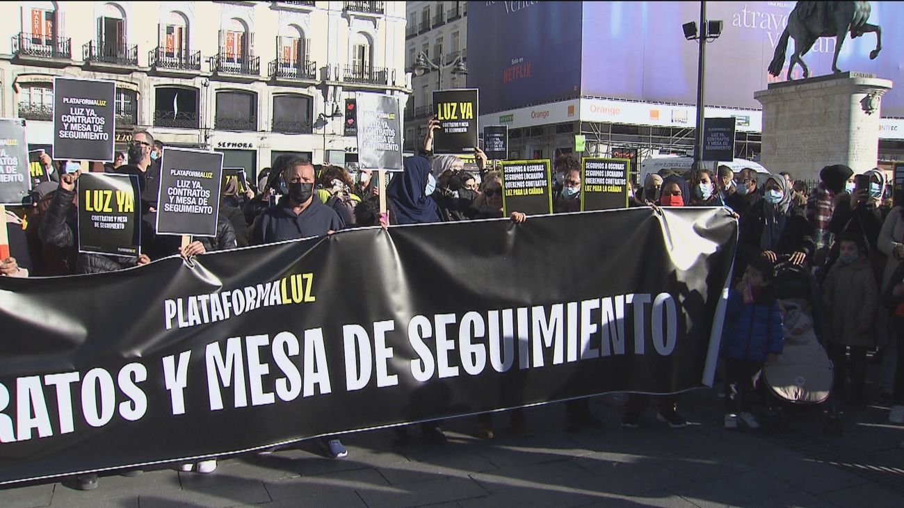 Vecinos de la Cañada Real se concentran para denunciar el abandono institucional y reclaman contratos de luz