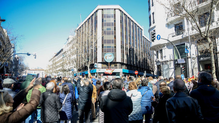 Varias personas se manifiestan para apoyar a Díaz Ayuso, en la sede del Partido Popular, a 20 de febrero de 2022, en Madrid / EUROPA PRESS