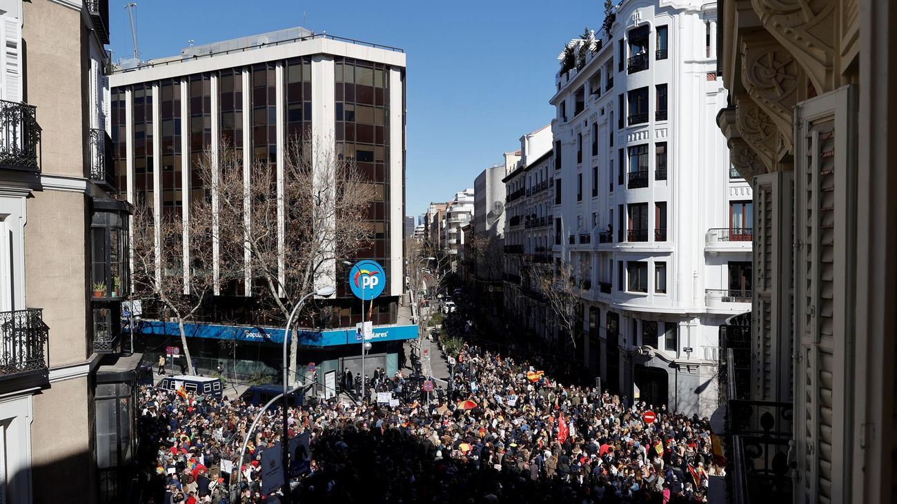 Miles de personas se manifiestan en apoyo de Ayuso frente a Génova y piden la dimisión de Casado y Egea