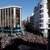 Miles de personas se manifiestan en apoyo de Ayuso frente a Génova y piden la dimisión de Casado y Egea