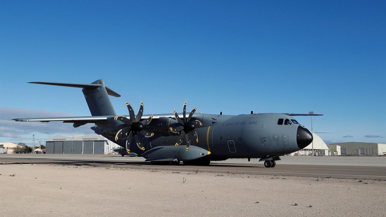 El avión A-400 del Ejército del Aire antes de despegar este domingo de la base militar de Zaragoza