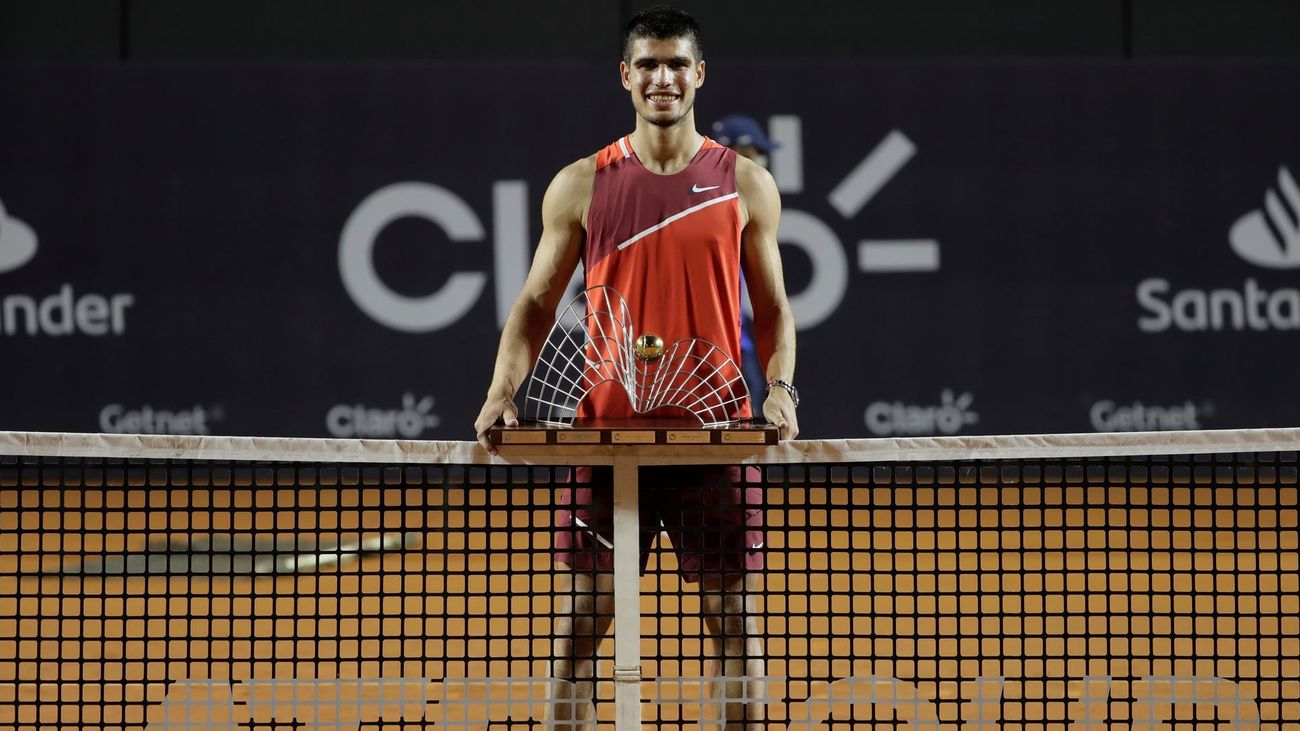 Carlos Alcaraz de España posa con el trofeo tras ganar la final del Abierto de Tenis de Río de Janeiro