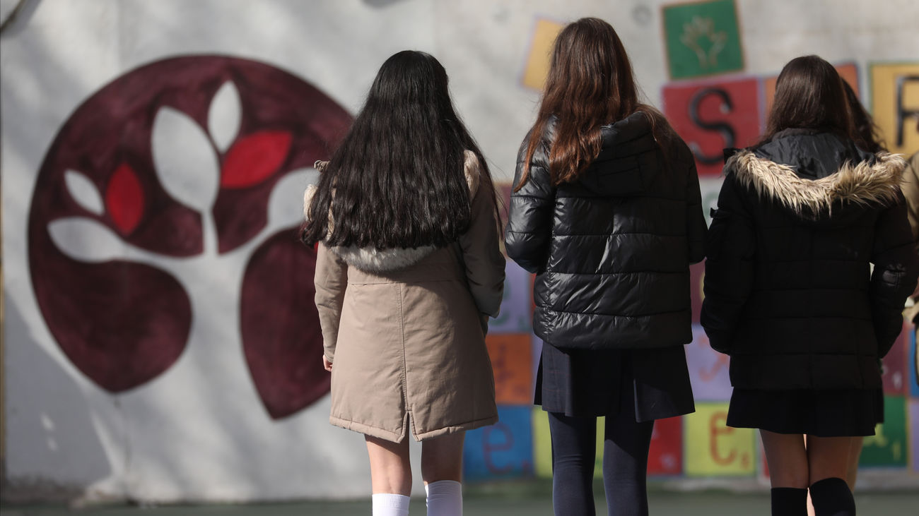 Tres niñas en el patio del colegio