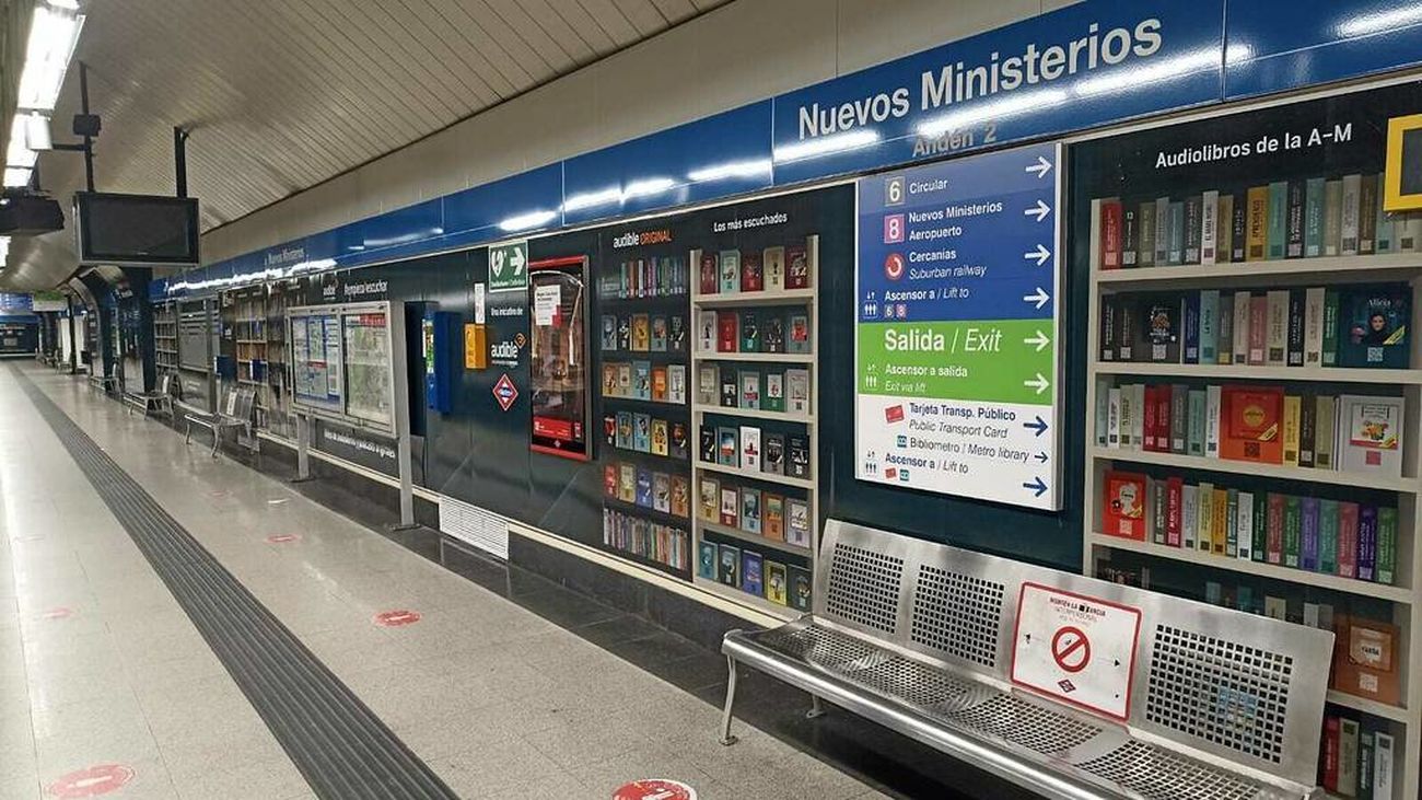 La estación de metro de Nuevos Ministerios se transforma en una gran biblioteca