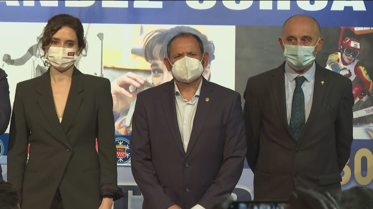 Ayuso ensalza el legado de los Fernández-Ochoa y reivindica la continuidad de estación de esquí de Navacerrada