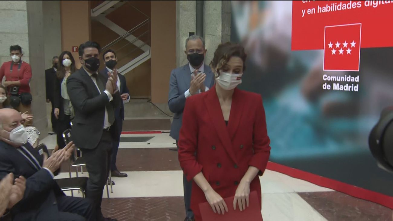 Empresarios y rectores muestran su apoyo a Díaz Ayuso mientras el PP sigue buscando su solución