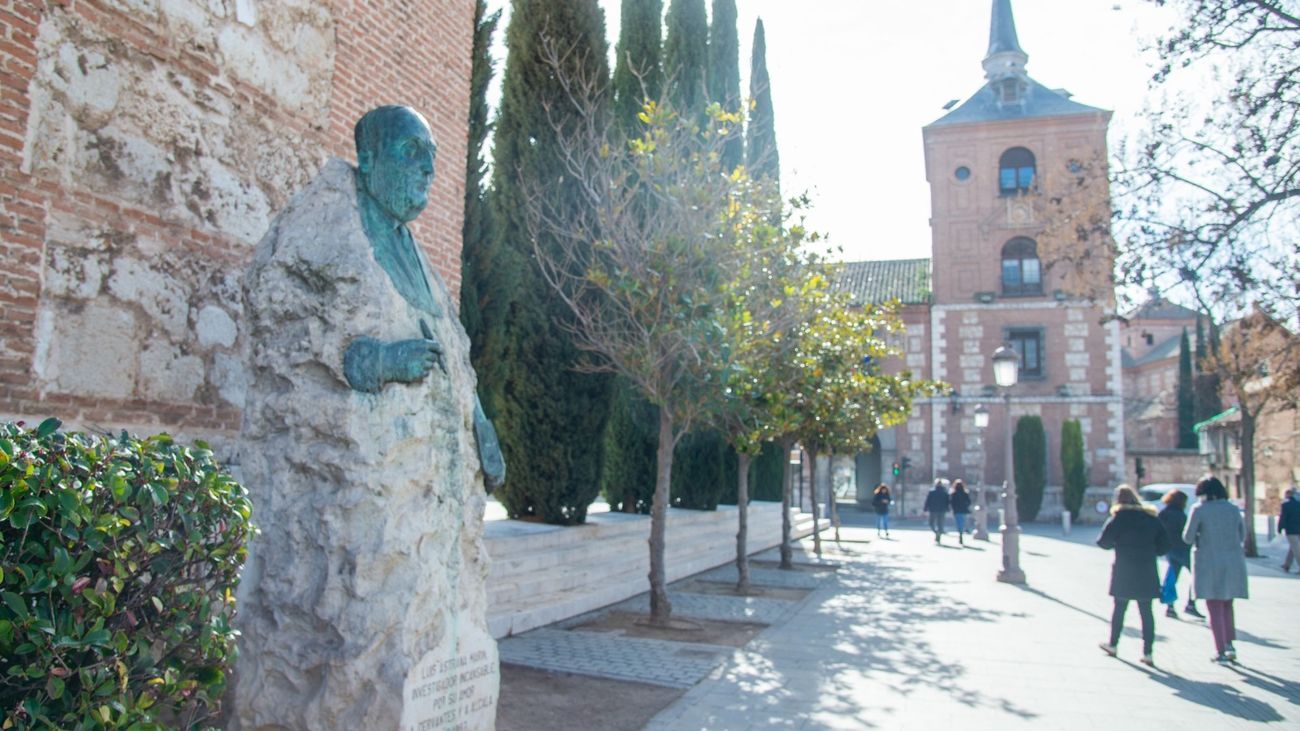 La estatua del cervantista Luis Astrana Marín, trasladada junto a la Torre de Santa María