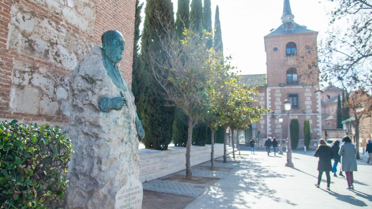 La estatua de Astrana Marín,  junto a la Torre de Santa María
