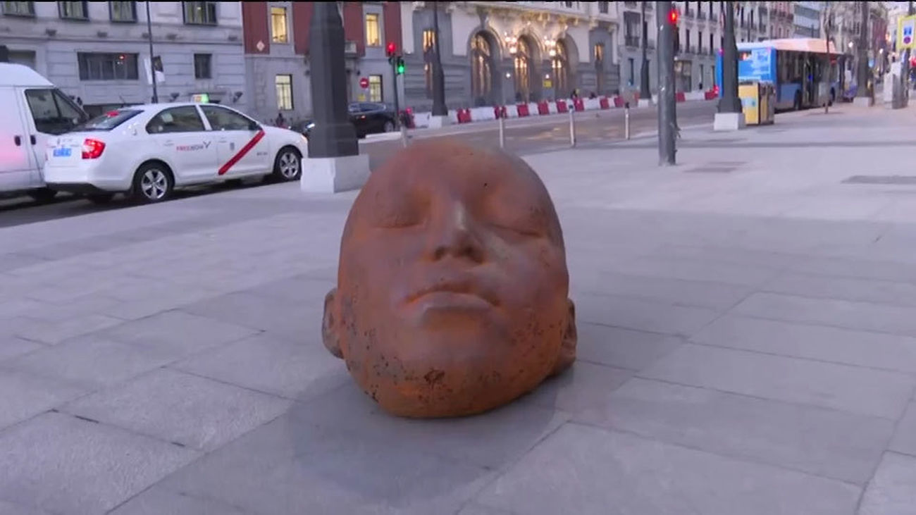 Arte en las calles de Madrid I Las cabezas de Manuel Salcedo salen al encuentro del paseante