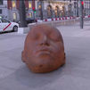 Arte en las calles de Madrid I Las cabezas de Manuel Salcedo salen al encuentro del paseante