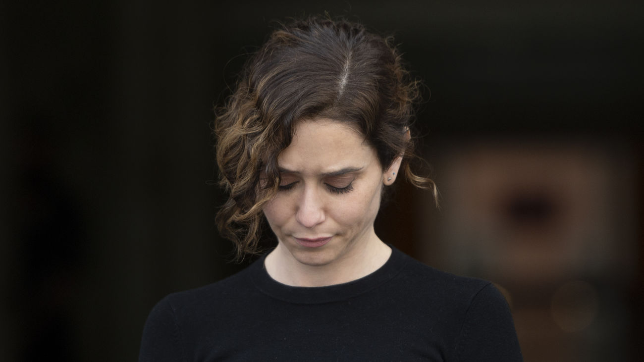 Ayuso guarda un minuto de silencio en Sol en homenaje a las víctimas del 'Villa de Pitanxo'