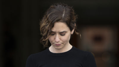 Ayuso y sus consejeros guardan un minuto de silencio en Sol en homenaje a las víctimas del 'Villa de Pitanxo'