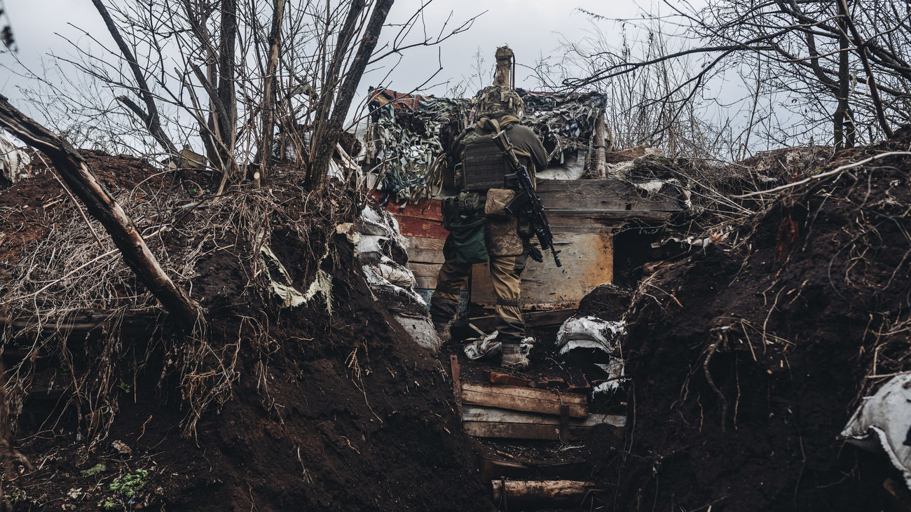 Un soldado del ejército ucraniano camina por una trinchera en el frente de Niu York, Ucrania