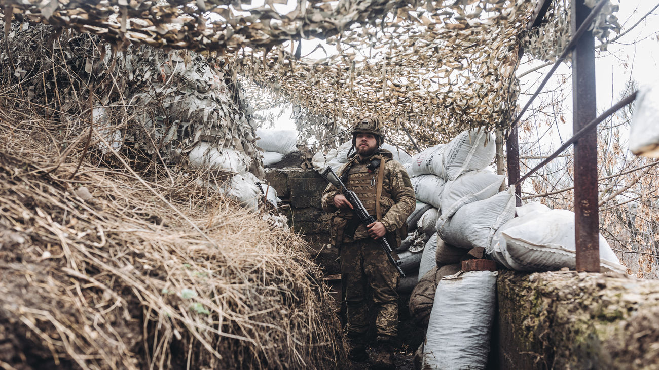 Un soldado del ejército ucraniano en su posición en el frente de Niu York, Oblast de Donetsk (Ucrania)