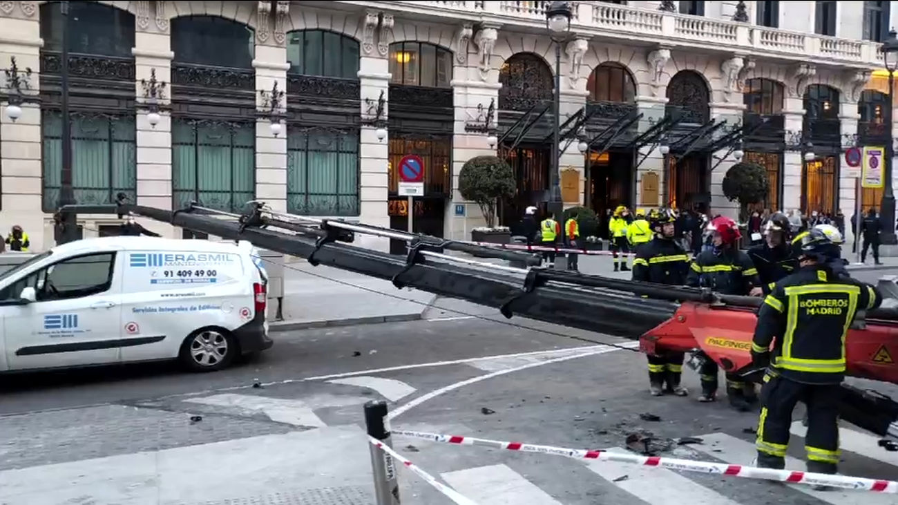 La Policía investiga las causas de la caída de la pluma de una grúa en Canalejas