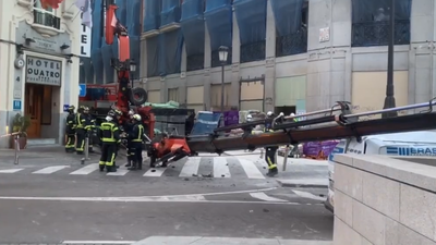 Cae una grúa sobre un coche cerca de la Plaza de Canalejas sin causar heridos