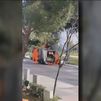 Explota un camión de la basura y afecta a varios coches en Aluche