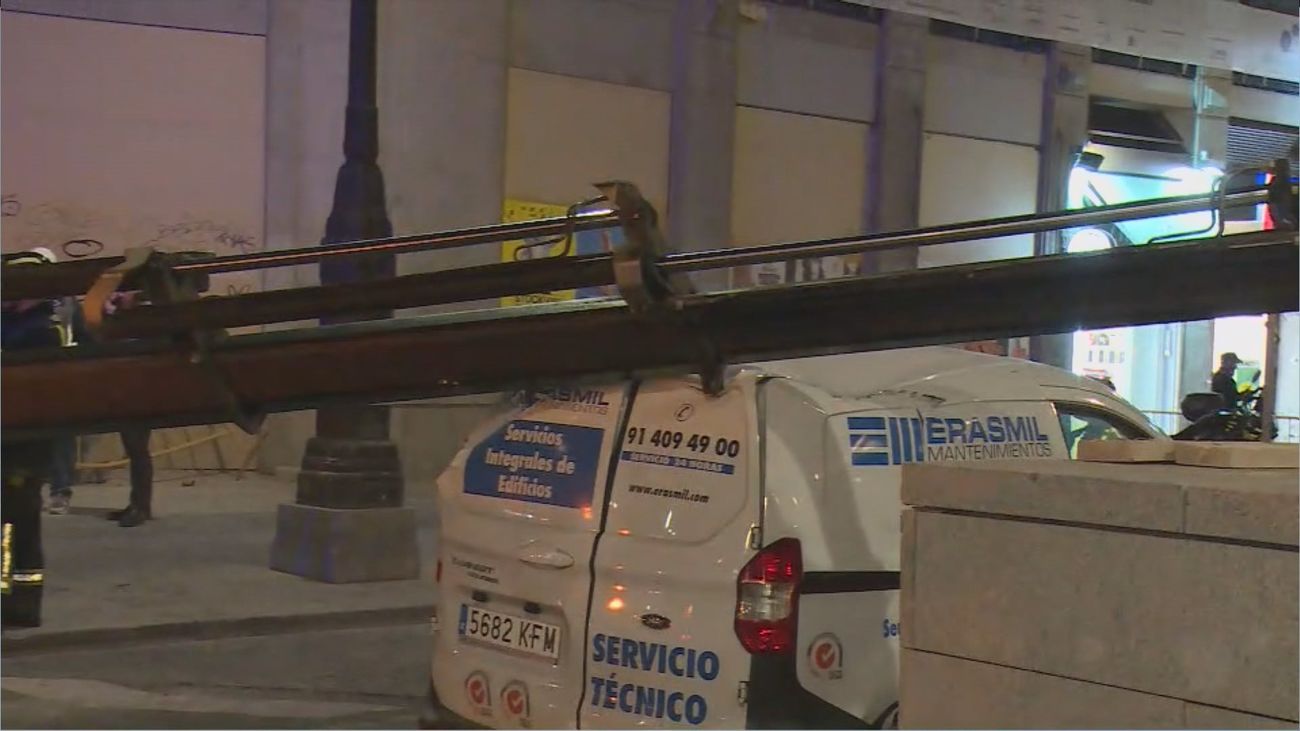 El conductor de una furgoneta, ileso tras caerle una grúa