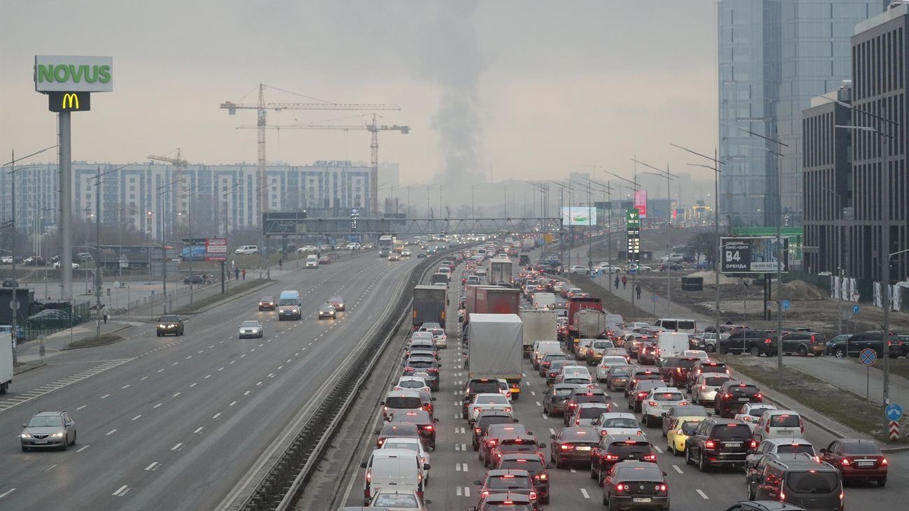 Los militares rusos se acercan a Kiev: pánico y colapso para abandonar la ciudad