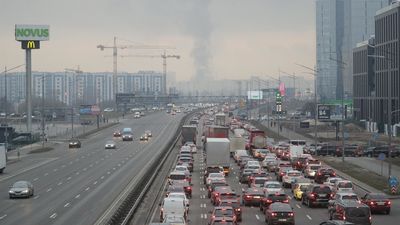 Los militares rusos se acercan a Kiev: pánico y colapso para abandonar la ciudad