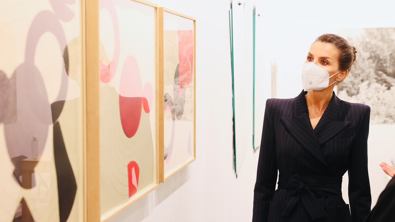La reina Letizia inaugura en solitario la feria ARCO