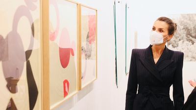 La reina Letizia inaugura en solitario la feria ARCO