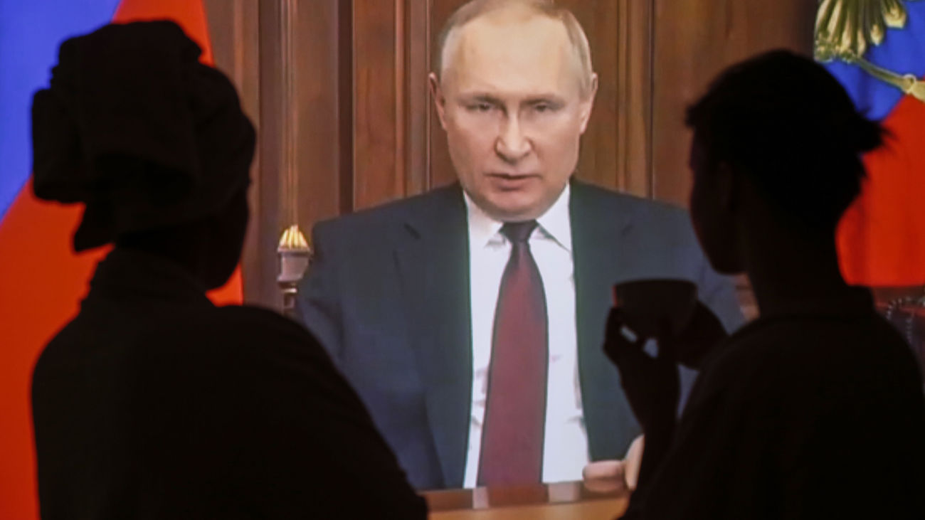 Dos mujeres ven por televisión el mensaje de Vladímir Putin en el que ha anunciado el inicio de las operaciones militares en Ucrania