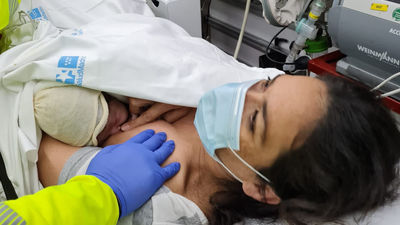 Una mujer da a luz en un centro de acogida del Samur Social