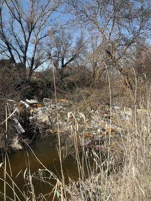 El tapón de basuras en el río Guadarrama, en pleno Parque Regional / RAÚL NAVARRETE / ECOLOGISTAS EN ACCIÓN