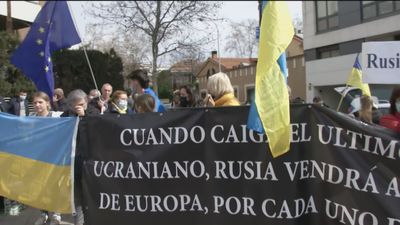 “Dolor y rabia” entre los ucranianos concentrados frente a la embajada de Rusia en Madrid