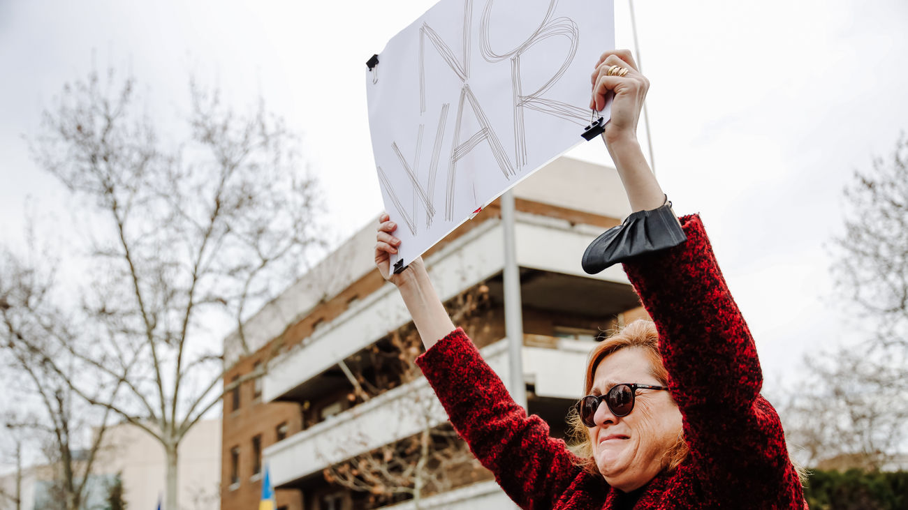 Protestas ante la embajada de Rusia en Madrid: “Putin es un loco y un asesino"