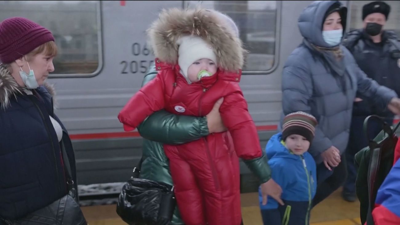 Éxodo dramático de los habitantes de Kiev que se refugian en el metro como cuando la invasión nazi