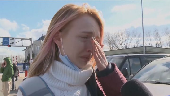Una ucraniana llora tras la invasión de Rusia / TELEMADRID