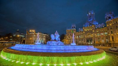 Cibeles se ilumina con los colores de la bandera de Ucrania para condenar el "terror" creado por Rusia