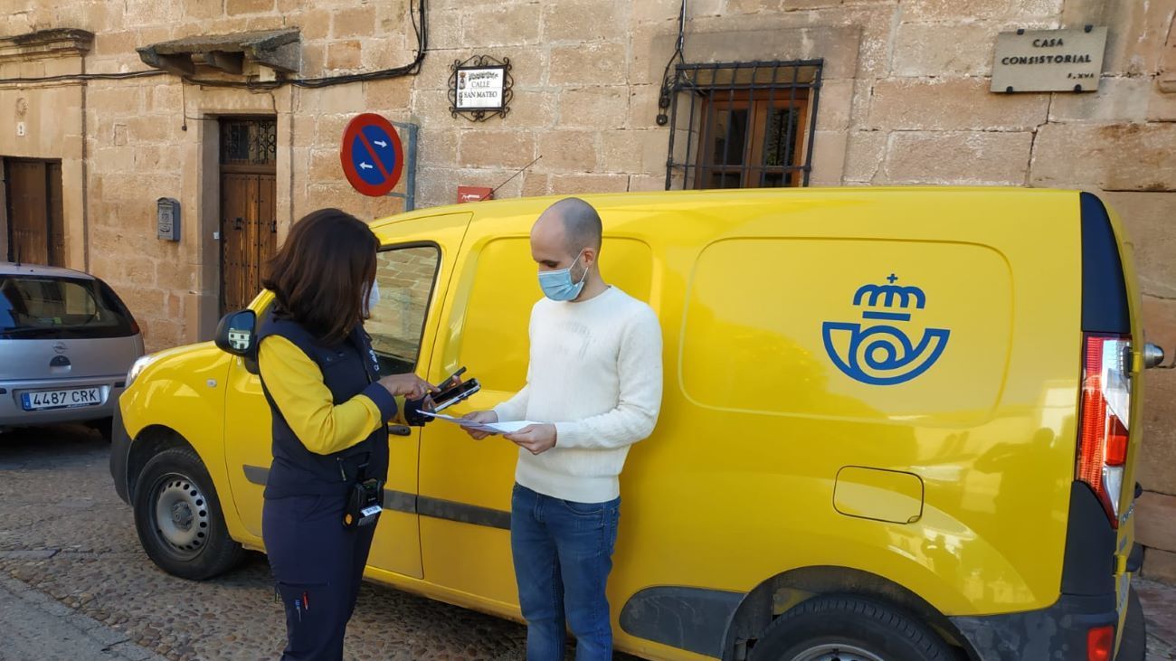 Una urbanización de Bustarviejo denuncia que no le llega el correo postal