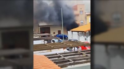 Muere al estrellar su coche contra la casa de su expareja y prenderle fuego