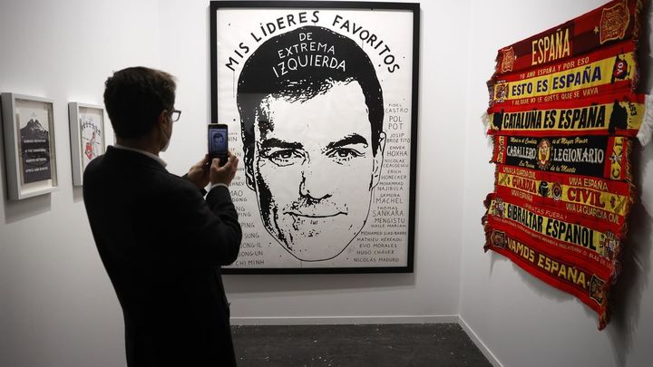 Un visitante fotografía la obra "Mis líderes favoritos de extrema izquierda" (c), del artista finlandés Riiko Sakkinen / EFE