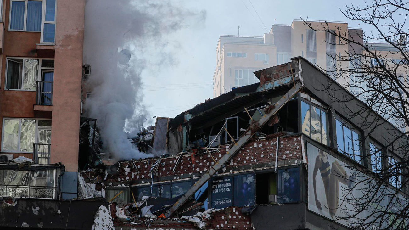 Edificio alcanzado por un misil ruso en Kiev