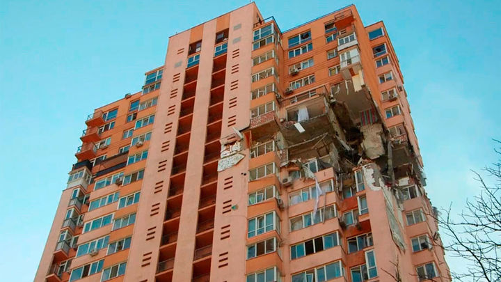 Edificio de viviendas alcanzado por un proyectil ruso / Captura Telemadrid