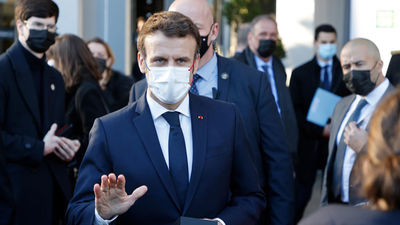 Macron recomienda a Biden y al Kremlin que no inflamen el conflicto "ni con actos ni con palabras"