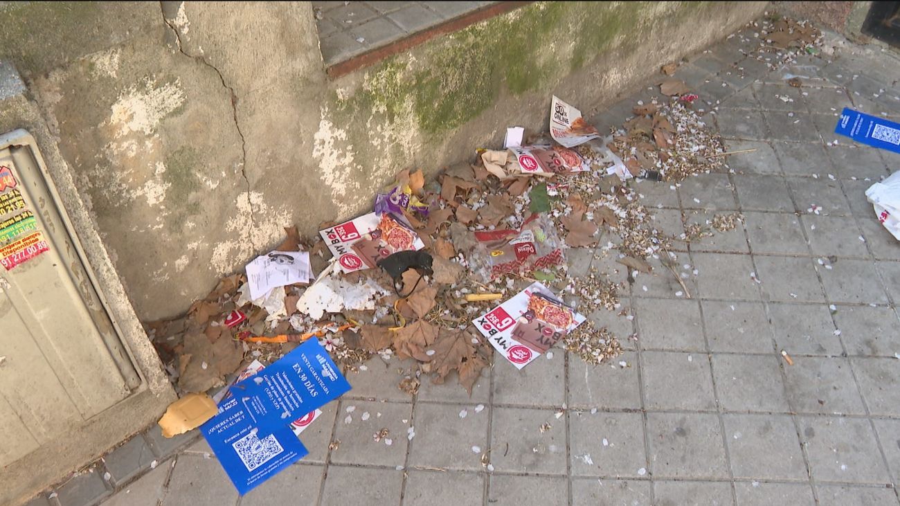 Los vecinos denuncian que el Ayuntamiento de Madrid ha excluido la limpieza de las zonas entre bloques